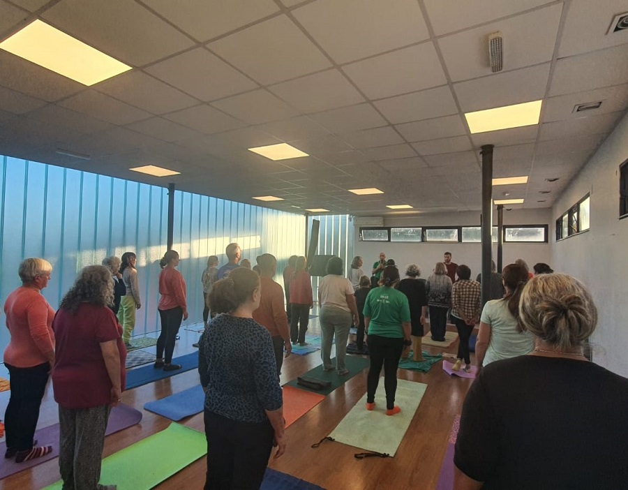 Clase de yoga en salinas, en el centro cultural del municipio